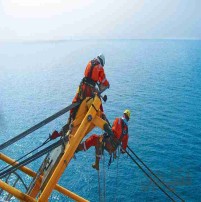 خدمات شناور ها بوسیله صنعت کار با طناب
